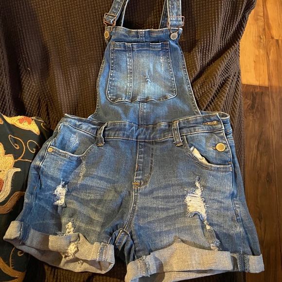Cute Overall Shorts Size Small - Picture 1 of 4